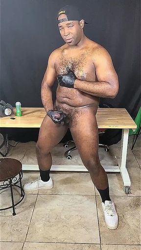 Oiled Muscled Gay Streamer Jerking Giant Cock After Working Out