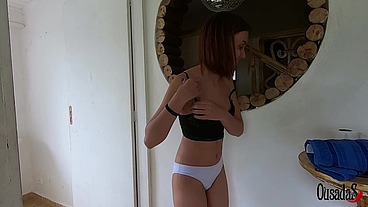 Novinha vem gravar e durante o banho o pauzudo entra e enfia a rola nos bastidores - Luara Amaral - Big Bambu - Binho Ted