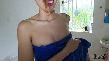 Novinha vem gravar e durante o banho o pauzudo entra e enfia a rola nos bastidores - Luara Amaral