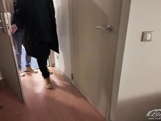 Je me fais baiser par deux vieux profs de ma FAC. Je leur demande de retirer leur capote !