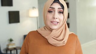 Social media expert helps Arab woman
