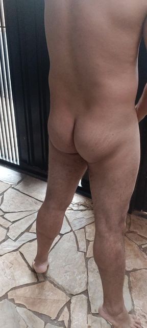 Mastubando at the gate