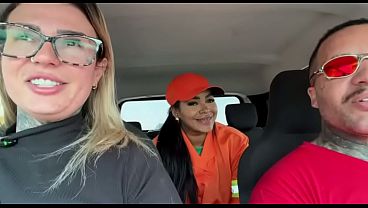 Carioca em S&atilde_o Paulo trabalhando de gari ! N&atilde_o pensou duas vezes em ser atriz porno ! Pegou uma carona at&eacute_ o studio e j&aacute_ come&ccedil_ou a passar a mao na buceta e molho tudo de porra antes mesmo de chegar no