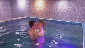 Teenage twinks Matty and Aiden blowjob in the swimming pool