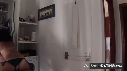 La mogliettina  cavalca mentre il marito gioca a tennis