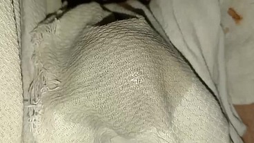 Una deliciosa meada con mi pañal y pantalón puesto y de paso deliciosa pajita y doble orgssmo