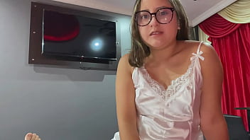 Compartiendo cama con mi t&iacute_a madrastra, llevo al sexo accidental en un viaje familiar.