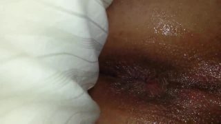 Sólové video amatérské děvky masturbující s dildem