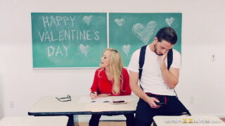 Lucas Frost leckt Brandi Loves runden Hintern, bevor er sie hart durchfickt.