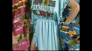 Kegilaan threesome retro: David Perry memasukkan tinjunya ke dalam vagina sempit Colette Sigma, Jessica Magma dan Christa Abel ditambah oral seks, ejakulasi, dan penetrasi ganda.