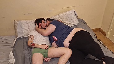 Follando a pelo con dos osos peludos