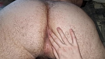 Follando a pelo con dos osos peludos