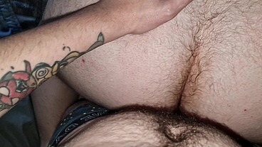 Follando a pelo con dos osos peludos