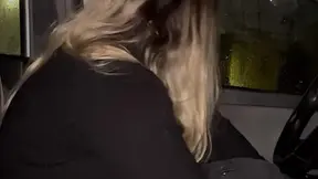 Carla, una grazie bionda con grandi mammelle, si esibisce in un'auto