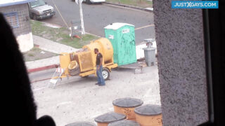 Siyah amatör Tom Colt, sert bir anal ilişkiye girmeden önce büyük siyah penisi yalıyor.