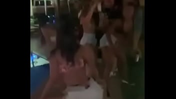 Anitta festejando com as amigas