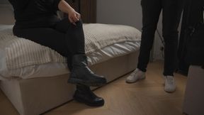 Soumis cagoulé, pieds sacrés.