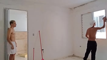 Novinho me contratou pra limpar a obra e passei a pica no gostoso