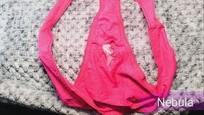 Me masturb&eacute_ con la tanga rosa de mi novia, solo la ha usado una vez