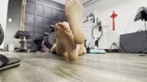 Big foot Goddess flaunts her size 9s