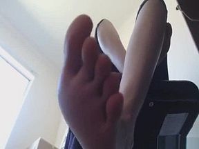 Amateur webcam babe showing her sensual feet in a camshow