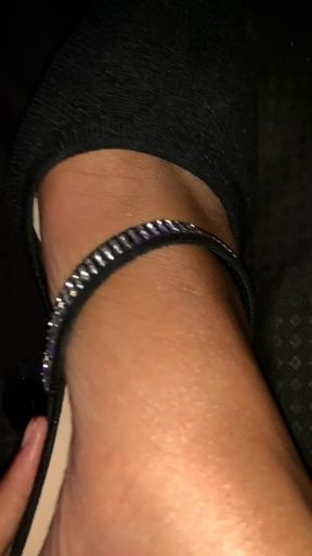Rubbing the foot of a oily Giantess