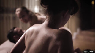 Lena Paul et Lena Love, aux gros seins, se font sodomiser par Jay Taylor et Danny Mountain.