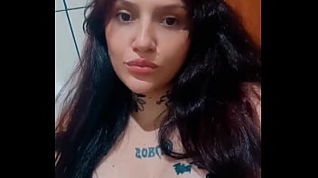 Mulher Tatuada com l&aacute_bios grandes