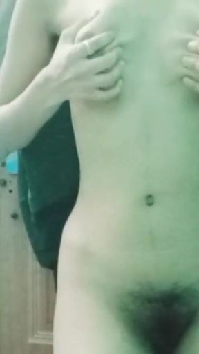 Stunning moment from &quot;Desi girl presses her kuche dabate hui pakdi&quot;