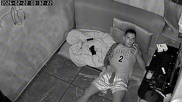 Novinho em seu quarto se acabando na punheta