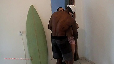 Encontrei um velho amigo na praia fui pra casa dele e dei a buceta pro negão