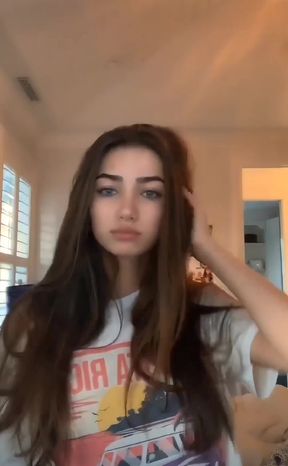 Young goonette shows off her blue eyes on TikTok