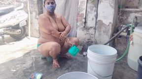 Indian Bhabhi's Hot Video While Bathing