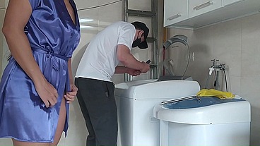 Casada provocando o técnico que foi arrumar a máquina de lavar roupas,a safada abriu o roupão na frente dele