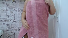 rainha do bumbum - dancando apos sair do banho de toalha . sera que a toalha caiu?