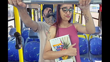 Estudande sendo encoxada por velho no onibus em publico!