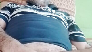 Primo piano di un papà italiano che si infila le dita nel suo grosso culo e si masturba fino a ricevere un'enorme eiaculazione facciale