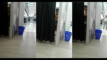 Vídeo no provador da loja - Fui flagrada provando roupas em uma loja,Sempre deixo a cortina aberta quando tem homens perto,adoro me exibir