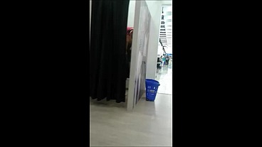 Vídeo no provador da loja - Fui flagrada provando roupas em uma loja,Sempre deixo a cortina aberta quando tem homens perto,adoro me exibir