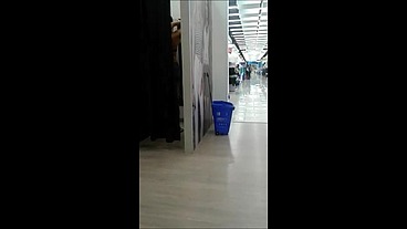 Vídeo no provador da loja - Fui flagrada provando roupas em uma loja,Sempre deixo a cortina aberta quando tem homens perto,adoro me exibir