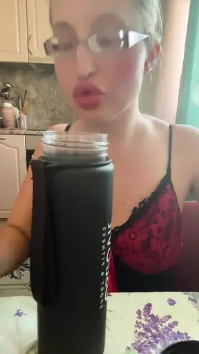 blond bril meisje wurgt zich aan een lul tijdens een ASMR massage