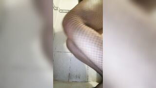 Raven femboy moviendo su culote en el baño