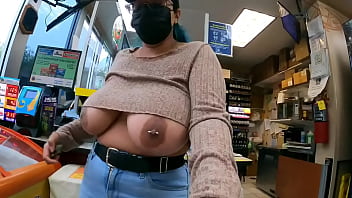 Muestra las tetas en gasolinera