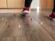 Die Armee der Gummibärchen legt sich mit Angel an und wird gnadenlos zertreten