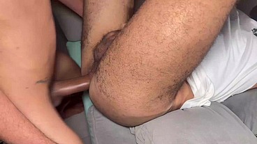 MARCOS GOIANO - MAGRELO MEGA-DOTADO FODENDO O RABO DO GAÚCHO E LEITANDO DENTRO - SEXO GAY BAREBACK INTERRACIAL