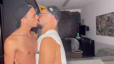 MARCOS GOIANO - MAGRELO MEGA-DOTADO FODENDO O RABO DO GAÚCHO E LEITANDO DENTRO - SEXO GAY BAREBACK INTERRACIAL