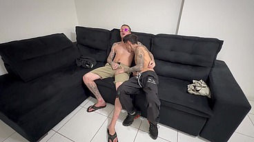 Primeira vez com um pau grande (arrombei o magrinho tatuado)