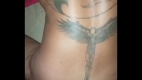 Tatuado levando rola