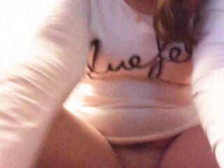 Adora il mio culo perfetto stretto sotto a questi leggins e le mie mutandine sudate