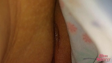 Mientras la muñeca de la casa ve porno le toco su coño muy mojado
